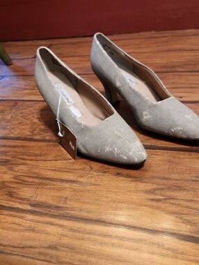 Vintage, Distressed Comfort plus by Predictions light gray mid-heel pumps.